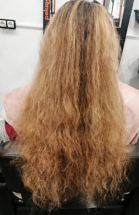 Antes: melena larga con rizo irregular y puntas secas