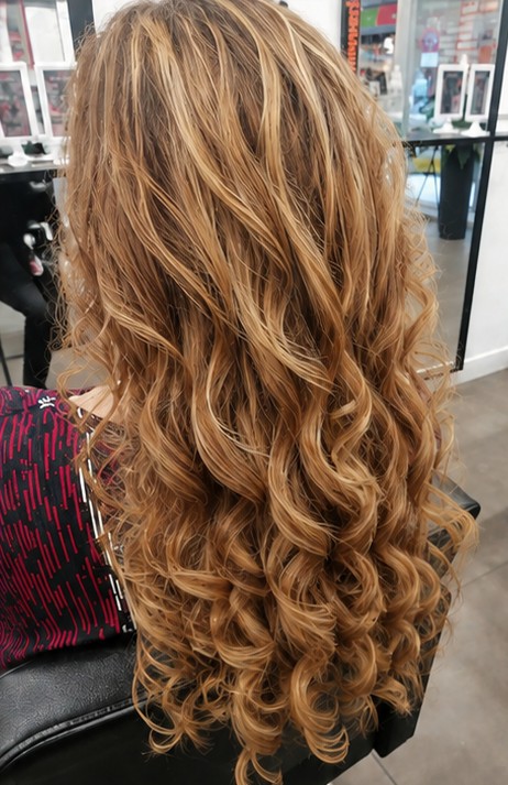 Después: melena larga con ondas suaves y reflejos dorados