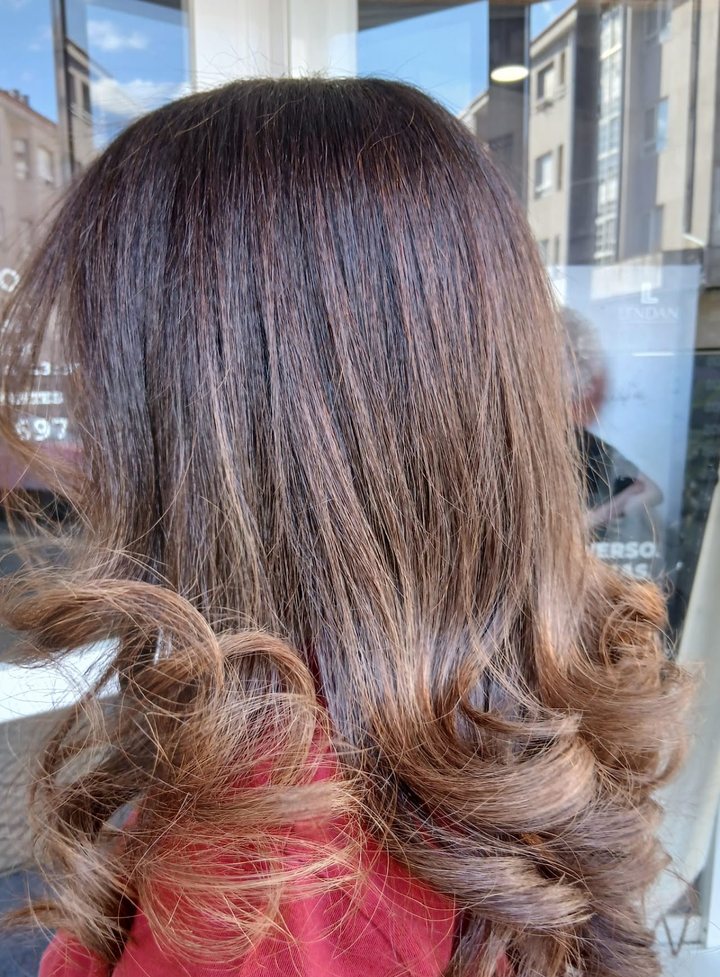 Melena castaña con ondas y puntas doradas