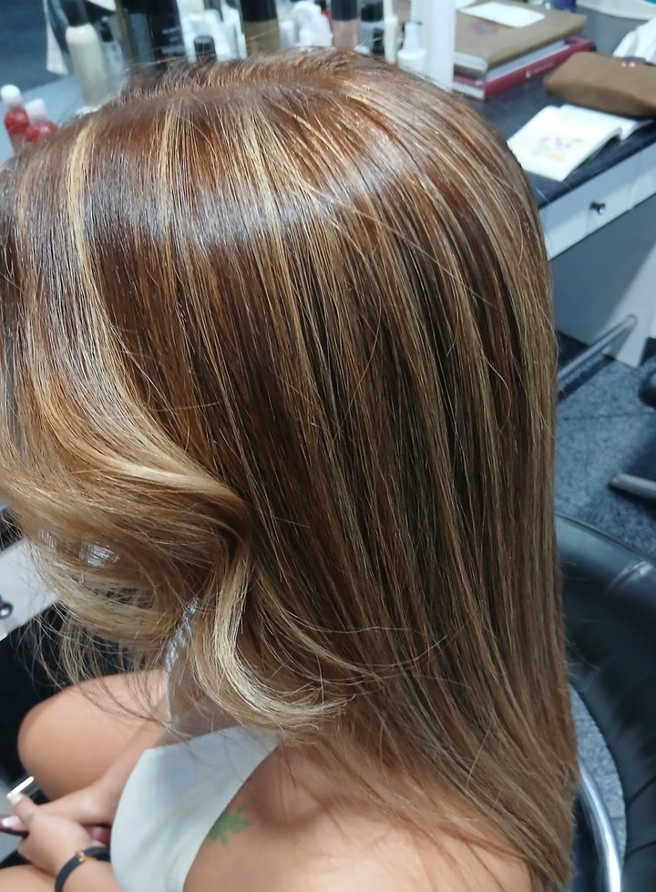 Melena lisa con mechas color miel