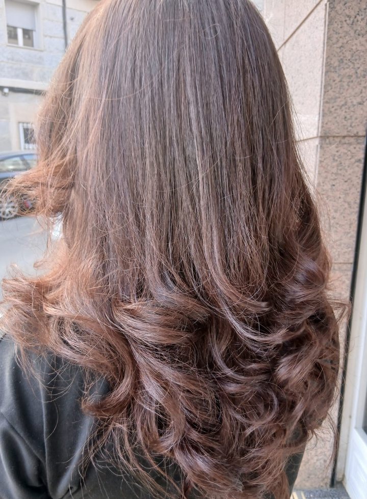 Melena castaña con degradado y ondas en las puntas
