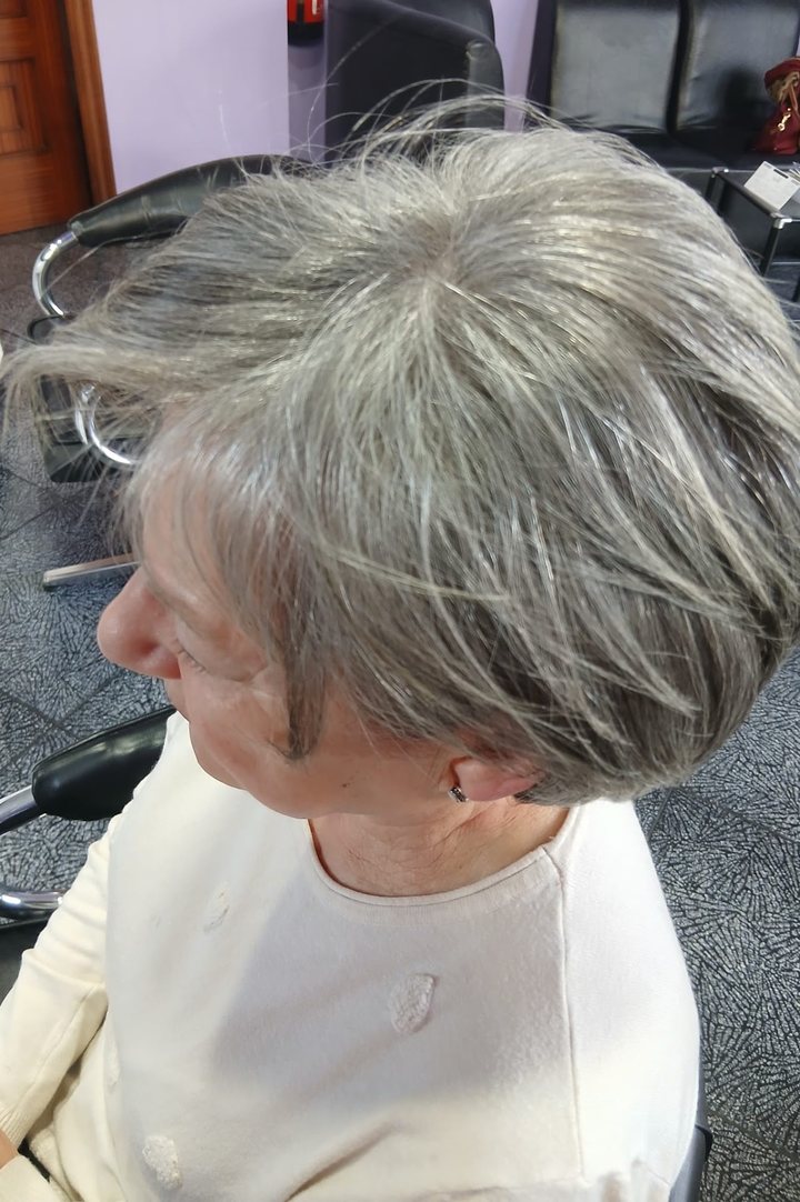 Corte corto en tonos grises con volumen