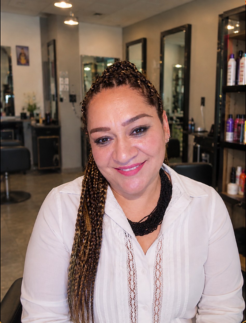 Luisa Fernanda Guzmán Puentes, sonriendo en su peluquería